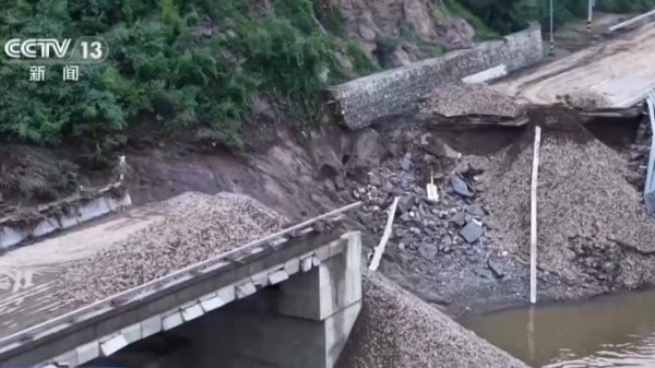 股易配 断桥上架木桥、悬崖上架绳索 救援人员为灾区群众搭建生命通道