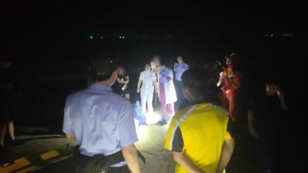 配资伐 女子晕倒被困礁石滩 警消医民联动救助